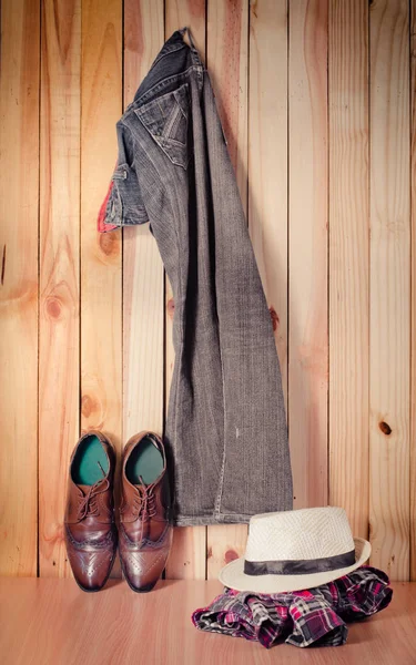 Traje colgando sobre fondo de pared de madera - naturaleza muerta tono vintage — Foto de Stock