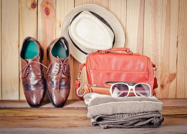 Seyahat aksesuarları. Gömlek, kot pantolon, şapka, Ayakkabı, çanta, kemer, güneş gözlüğü, hazır yolculuk için — Stok fotoğraf