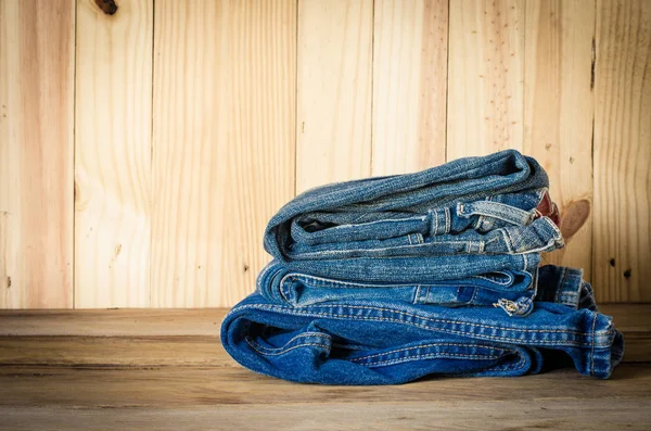 Accesorios de viaje jeans sobre fondo de madera — Foto de Stock