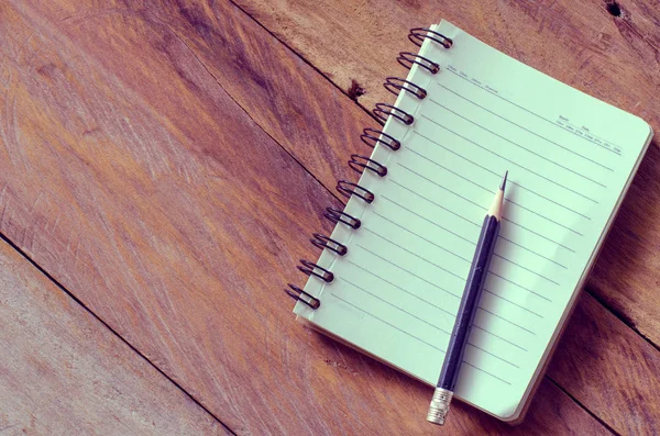 Blank anteckningsbok med penna på träbord - stilleben — Stockfoto