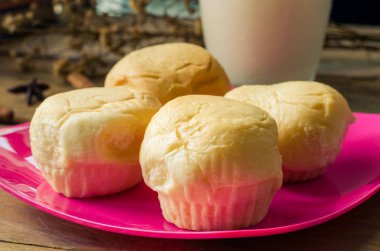 Ekmek tablayla ve süt cam ahşap zemin üzerinde.