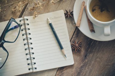 Ofis donatım gözlük çay bardağı sabah ahşap üzerine.