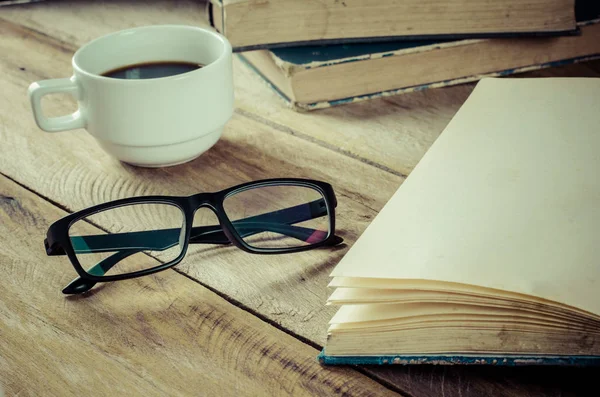 Libro occhiali e tazza di caffè su legno al mattino — Foto Stock