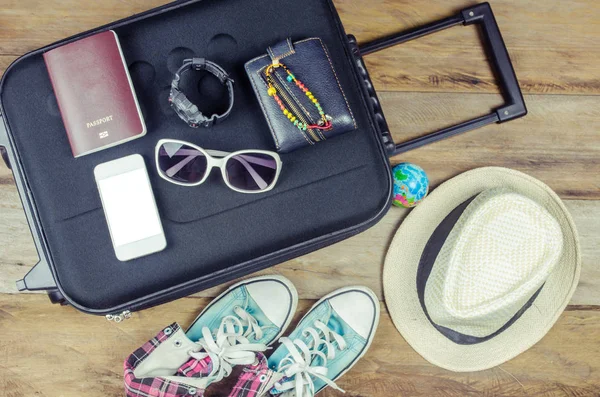 Aksesuarlar kostümleri seyahat. Pasaportlar, Bagaj, güneş gözlüğü seyahat haritaları maliyetini yolculuk için hazır — Stok fotoğraf