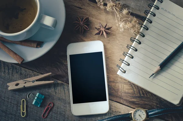 Teetasse mit Büchern Brille Notizbuch Smartphone und Bleistift auf dem Holztisch - Ton Vintage — Stockfoto