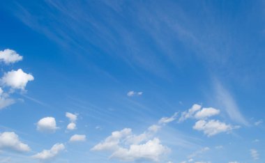 Mavi gökyüzündeki bulutlar