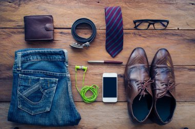 Erkekler, bir ahşap zemin üzerinde yer için aksesuar.