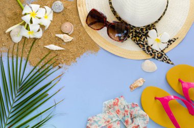 Mavi zemin üzerine yaz aksesuarları