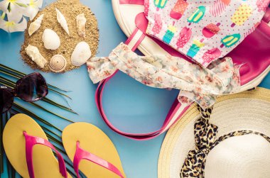 Mavi zemin üzerine yaz aksesuarları