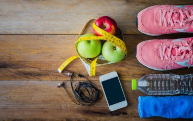 Ahşap arka planda egzersiz ekipmanları ile fitness kavramı.