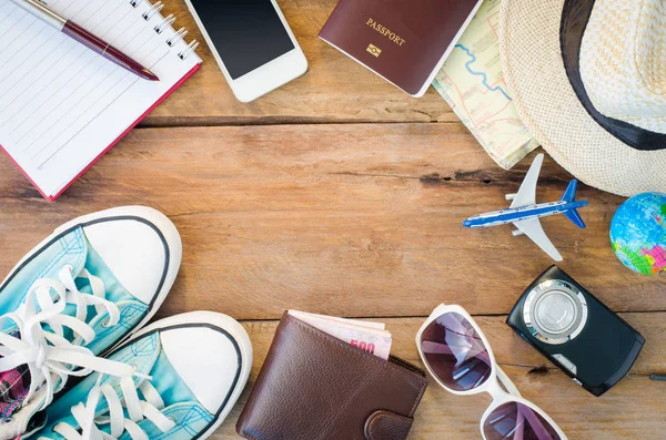 Tourismusplanung und Ausrüstung für die Reise auf Holzboden — Stockfoto