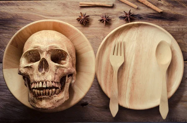 Placa del cráneo colocada sobre madera — Foto de Stock