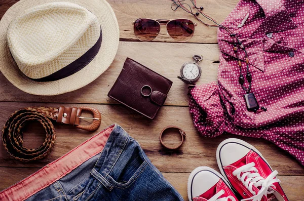 Ropa y accesorios para mujeres en suelo de madera — Foto de Stock