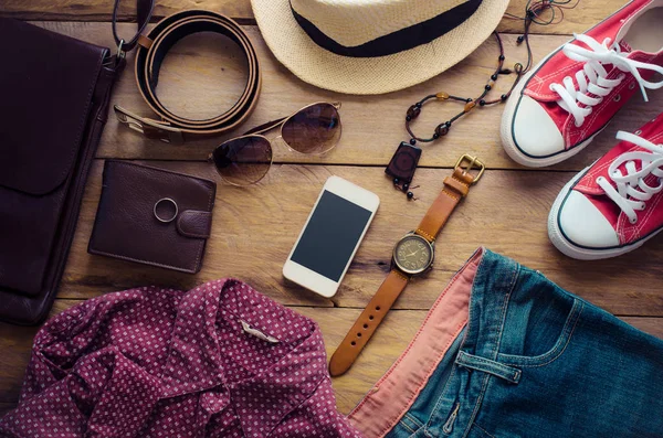 Ropa y accesorios para mujeres en suelo de madera —  Fotos de Stock