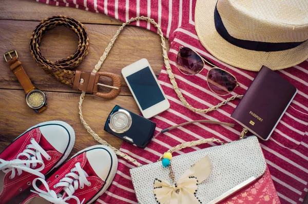 Ropa y accesorios para mujeres en suelo de madera — Foto de Stock