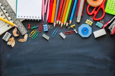 Okul için hazır bir arka plan yazı tahtası kavramı yerleştirilen okul malzemeleri.