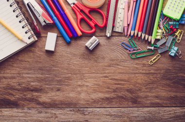 Okul için hazır bir arka plan yazı tahtası kavramı yerleştirilen okul malzemeleri.