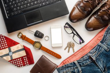 İş ve çalışma donanımları ahşap zemin üzerinde yer.