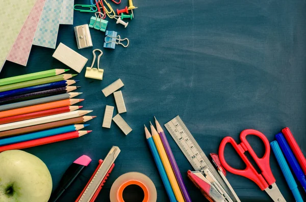 Okul için hazır bir arka plan yazı tahtası kavramı yerleştirilen okul malzemeleri. — Stok fotoğraf