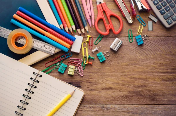 Material escolar colocado sobre un concepto de pizarra de fondo listo para la escuela . —  Fotos de Stock