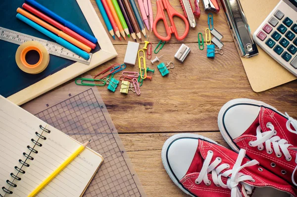 Material escolar colocado sobre un concepto de pizarra de fondo listo para la escuela . —  Fotos de Stock