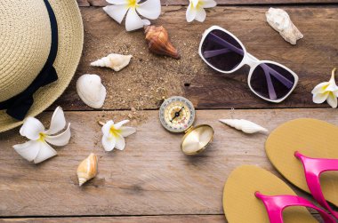 Ahşap zemin üzerine yaz için seyahat aksesuarları