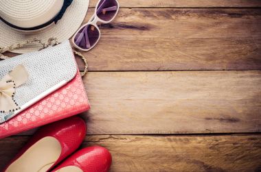 Kadınlar için giysi, ahşap zemine konur..