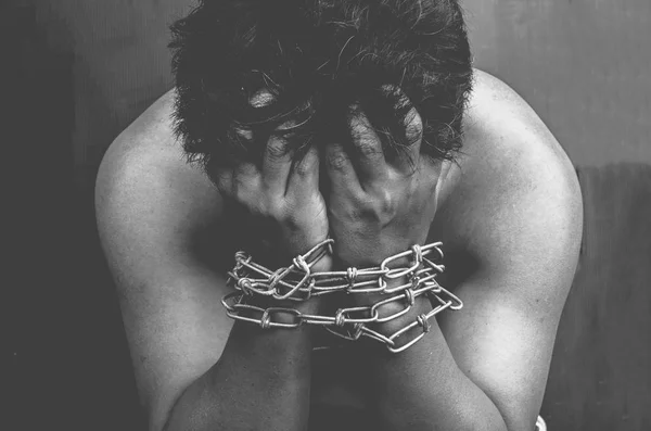 Prisioneiros do sexo masculino estão sendo Interpretando nas correntes do pulso são tensão tom preto e branco — Fotografia de Stock