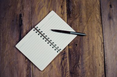 Ahşap masa üzerinde boş bir defter - natürmort