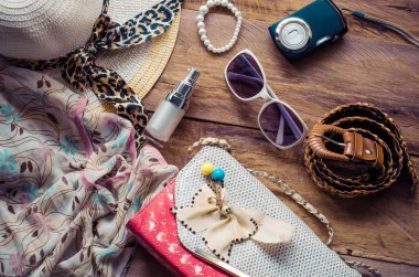 Turizm planlaması ve ahşap zemin üzerinde yolculuk için gerekli ekipman