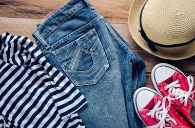 Ahşap zemin üzerinde - yaşam tarzı seyahat aksesuarları ve giyim için