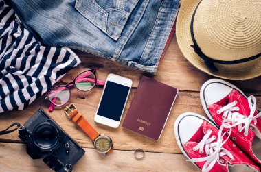 Ahşap zemin üzerinde - yaşam tarzı seyahat aksesuarları ve giyim için