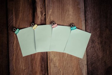 Tahta arkaplan üzerine kağıt not