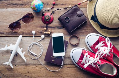 Turizm planlaması ve ahşap zemin üzerinde yolculuk için gerekli ekipman