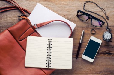 evrak çantası ve ahşap zemin üzerinde belge