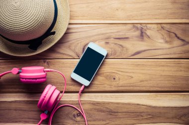 şapka akıllı telefon kulaklık ahşap üzerine