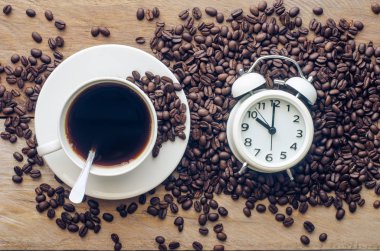 Ahşap arka plan üzerinde kahve Kupası ve fasulye kahve.