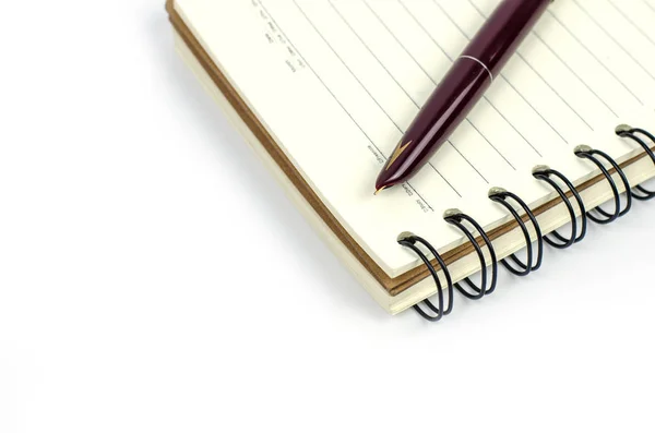 Чистый ноутбук с карандашом на белом фоне — стоковое фото