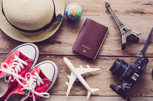 Planejamento turístico e equipamentos necessários para a viagem no piso de madeira — Fotografia de Stock