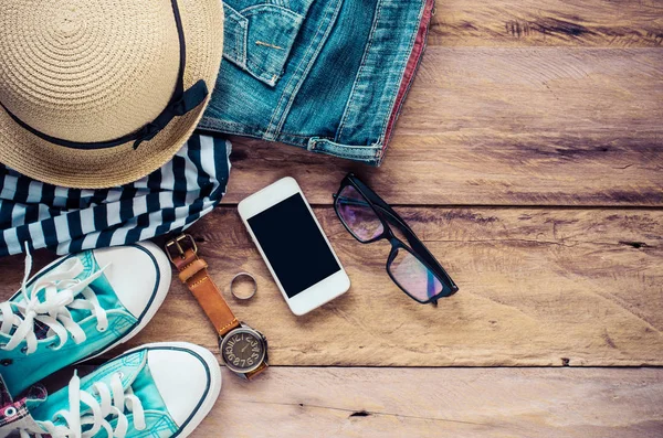 Los accesorios y la ropa para el viaje sobre el suelo de madera - el estilo de vida — Foto de Stock