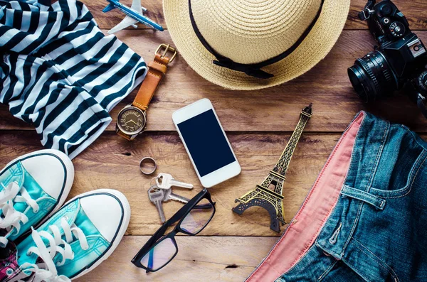 Acessórios e roupa de viagem em um soalho de madeira - estilo de vida — Fotografia de Stock