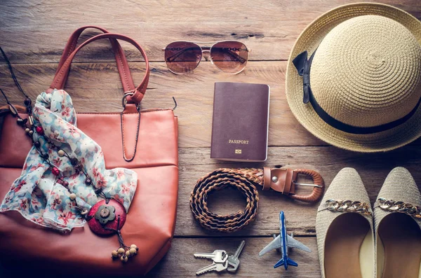 Ropa y accesorios para mujeres listas para viajar - estilo de vida — Foto de Stock