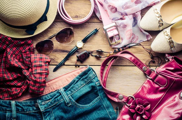 Ropa y accesorios para mujeres listas para viajar - estilo de vida — Foto de Stock