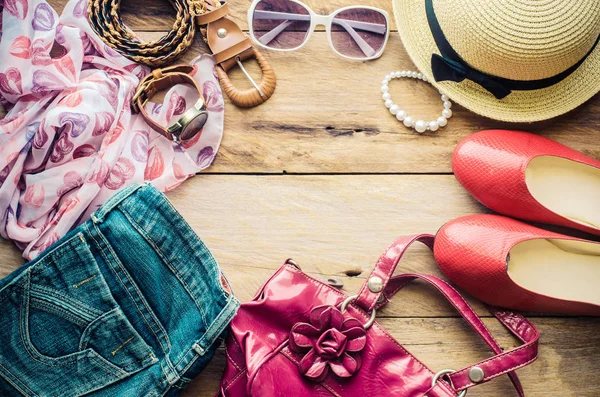 Ropa y accesorios para mujeres listas para viajar - estilo de vida — Foto de Stock