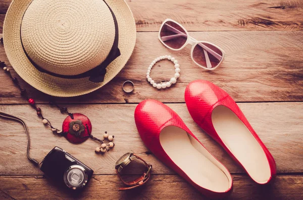 Ropa y accesorios para mujeres listas para viajar - estilo de vida — Foto de Stock