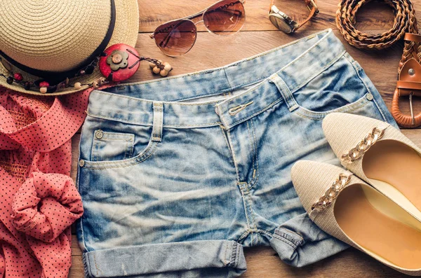 Ropa y accesorios para mujeres con verano en suelo de madera — Foto de Stock