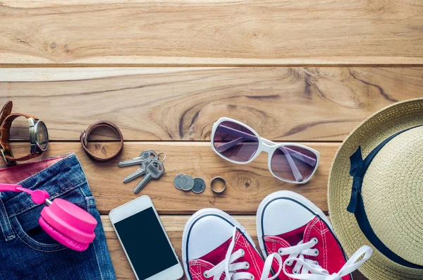 Ropa y accesorios para viajar sobre suelo de madera — Foto de Stock