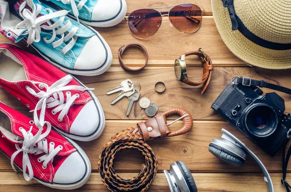 Ropa y accesorios para viajar sobre suelo de madera —  Fotos de Stock