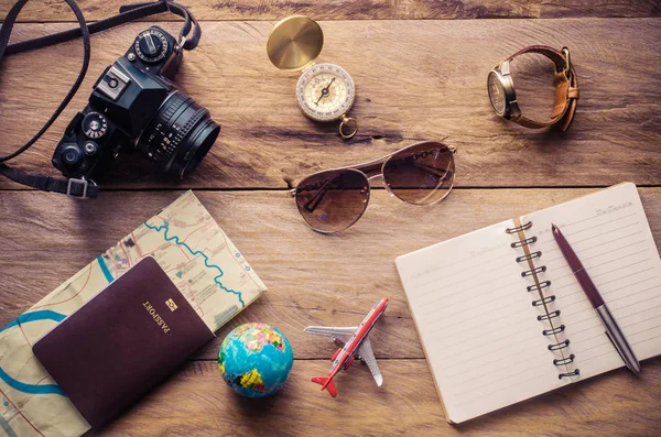 Planejamento turístico e equipamentos necessários para a viagem no piso de madeira — Fotografia de Stock