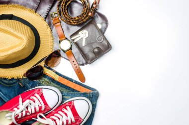 Giyim, ekipman ve araçlar için beyaz boşluk ile ahşap bir zemin üzerinde metin eklemek üzere arka planda seyahat.